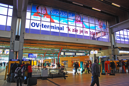 900028 Gezicht in de Stationshal te Utrecht, met de aankondiging voor de werkzaamheden ten behoeve van de vernieuwing ...